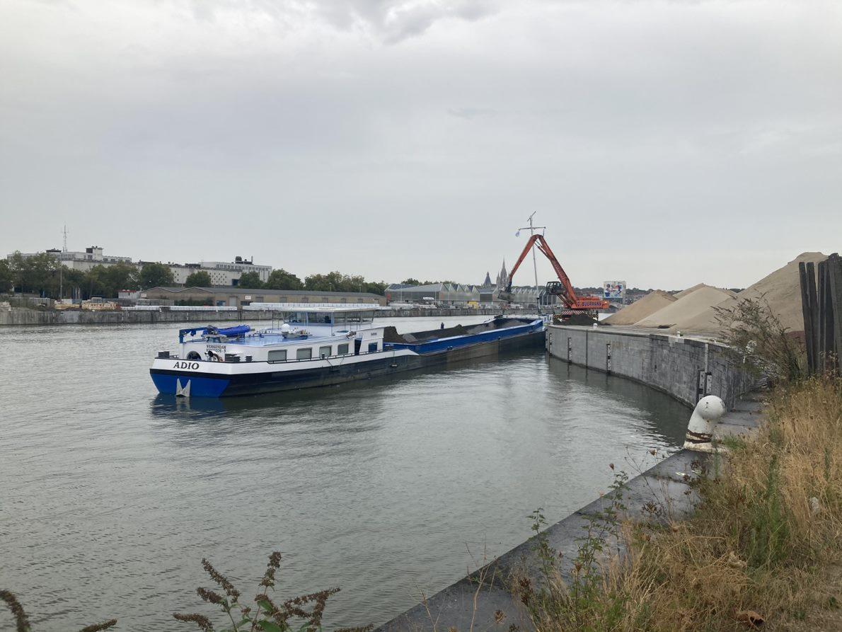 Une péniche est chargée de terre excavées du chantier Métro 3 de la Gare du Nord sur le canal de Bruxelles