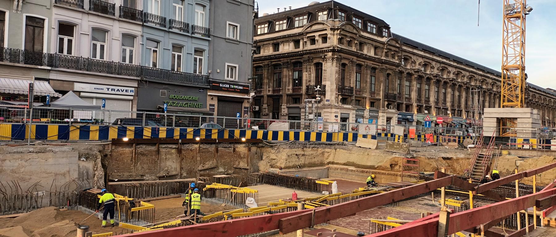 Travaux de préparation pour un morceau de dalle de toiture